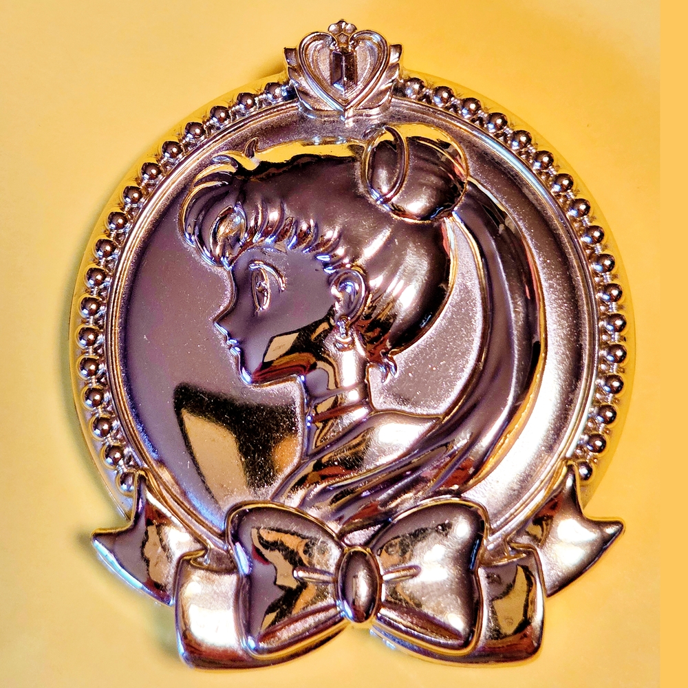 Sailor Moon SuperS Gashapon Sailor Moon Compact beauty mirror. Gently used.